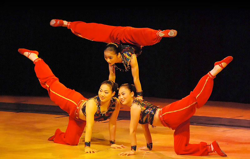Peking Acrobats at the Luckman Theatre at Cal State LA. Photo of performance artist the Peking Acrobats
